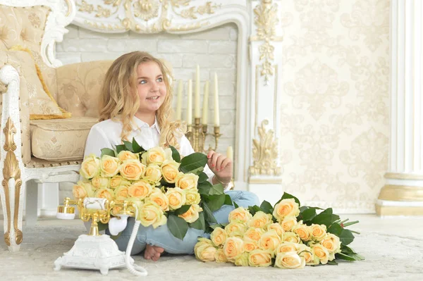 Mignonne Frisée Adolescent Fille Posant Avec Bouquet Roses Jaunes Posant — Photo