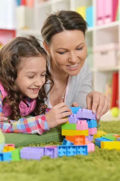 Curly Menina Sua Mãe Brincando Com Blocos Plástico Coloridos Casa — Fotografia de Stock