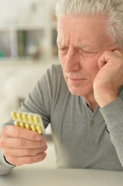 Äldre Sjuk Man Med Piller Hand — Stockfoto