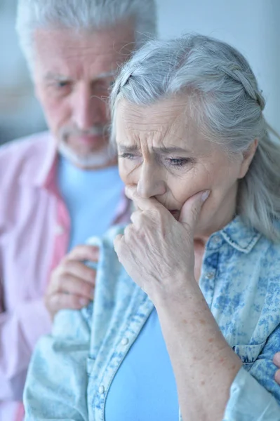 Triste Coppia Anziani Casa — Foto Stock