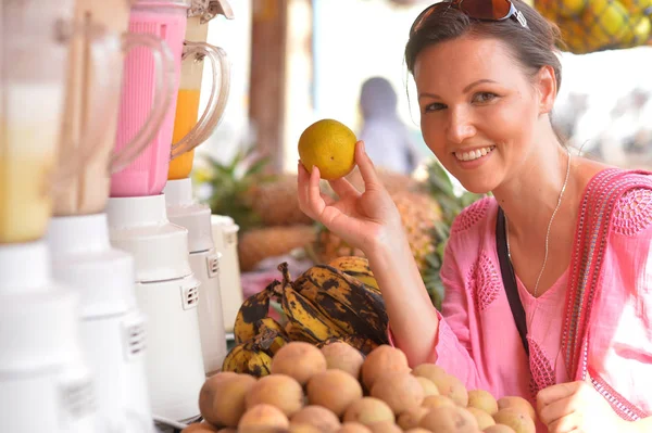 Frau sucht Früchte auf dem Markt aus — Stockfoto