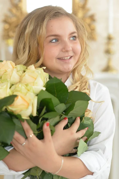 Niedliche Lockige Teenie Mädchen Posiert Mit Einem Strauß Gelber Rosen — Stockfoto