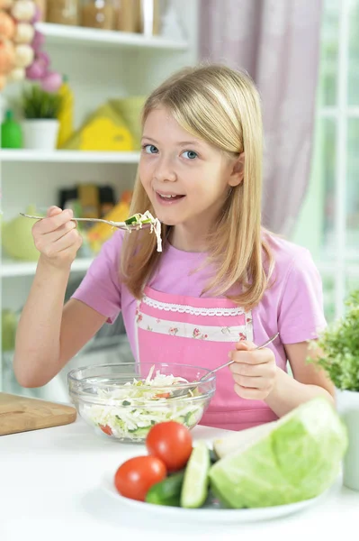 Søt Liten Jente Som Smaker Fersk Salat Kjøkkenbordet – stockfoto