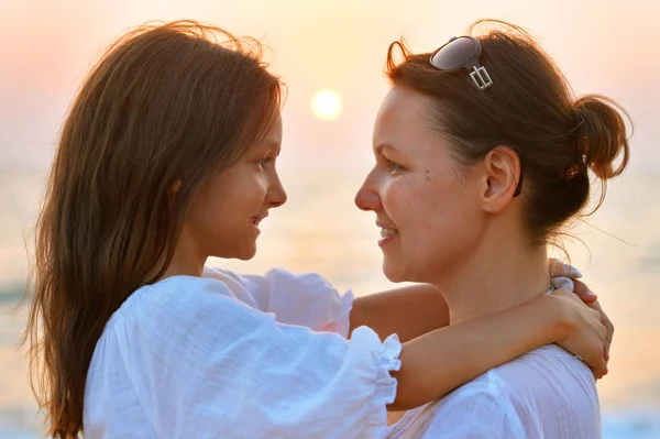 Mãe e filha em pé na praia — Fotografia de Stock