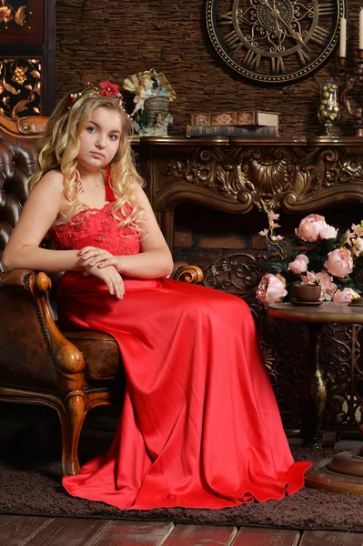 Chica Adolescente Rubia Vestido Rojo Brillante Sentado Sillón Habitación Con — Foto de Stock