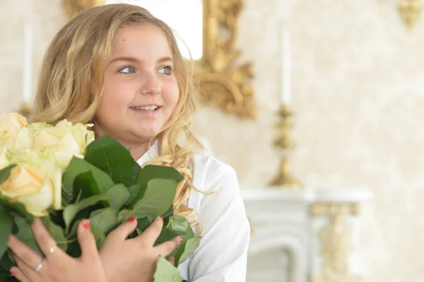 黄色いバラの花束とポーズかわいい巻き毛の十代の少女 — ストック写真