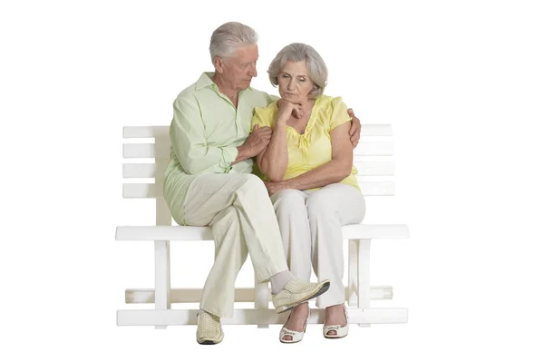 Triste Couple Âgé Assis Sur Banc Isolé Sur Fond Blanc — Photo