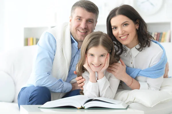 Föräldrar och dotter tittar på Globen — Stockfoto