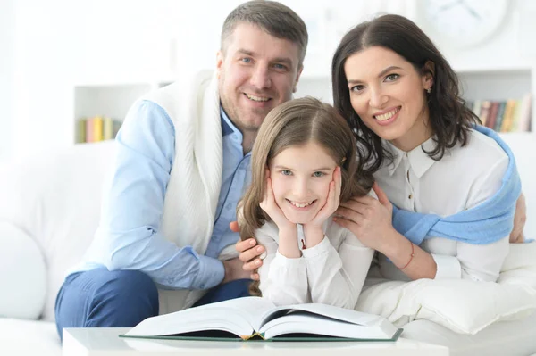 Parents and daughter looking at globe — Stock Photo, Image