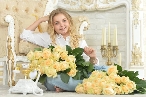 Милая Кудрявая Девушка Подросток Позирует Букетом Желтых Роз Позируя Комнате — стоковое фото
