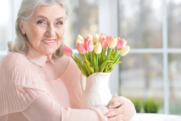 Schöne Seniorin — Stockfoto