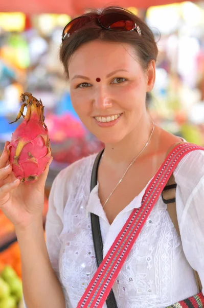 Mujer elegir frutas en el mercado — Foto de Stock