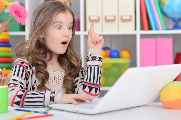 Эмоциональная Девушка Подросток Использует Ноутбук Своей Комнате — стоковое фото