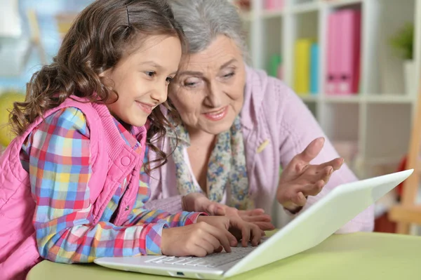 Ritratto Della Nonna Della Figlia Che Usano Computer Portatile Moderno — Foto Stock