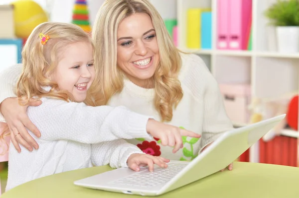 Madre con hija pequeña — Foto de Stock