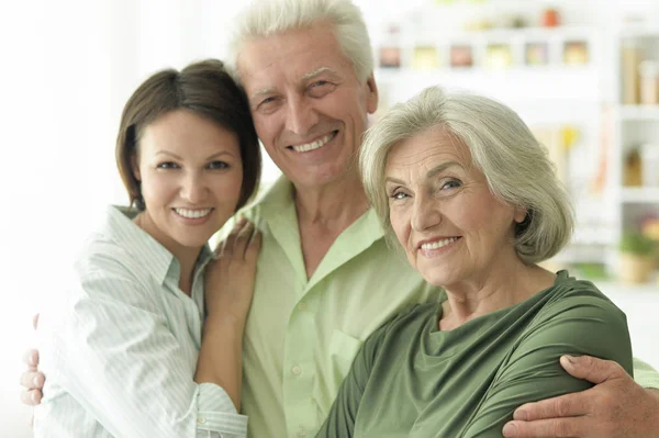 Gelukkige Senior Ouders Met Dochter Thuis — Stockfoto