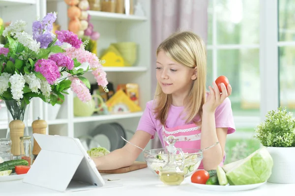 Söt Liten Flicka Håller Tomat Medan Läser Receptet Från Skärmen — Stockfoto