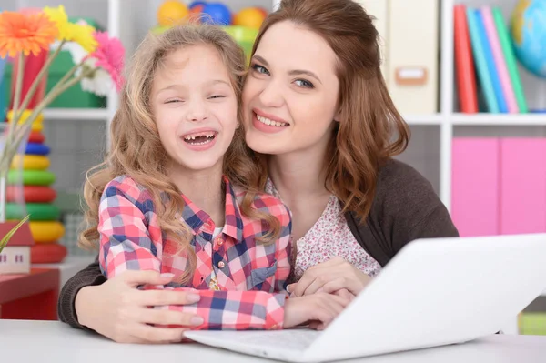 Moeder en dochter met laptop — Stockfoto