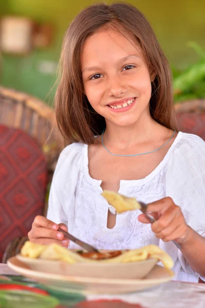 Bambina mangiare in caffè — Foto Stock