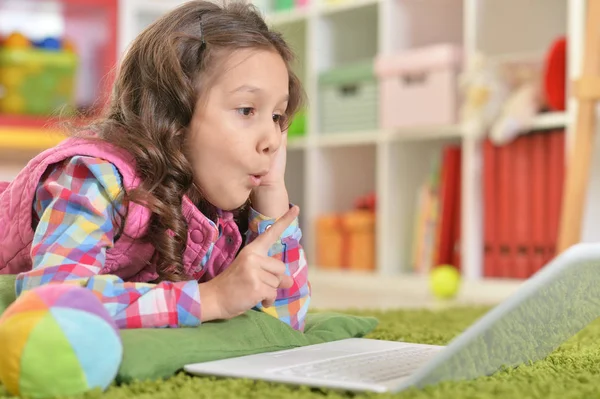 Nettes Emotionales Mädchen Mit Laptop Hause — Stockfoto