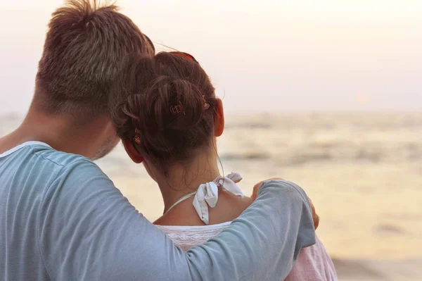 Pareja abrazándose en la orilla del mar — Foto de Stock