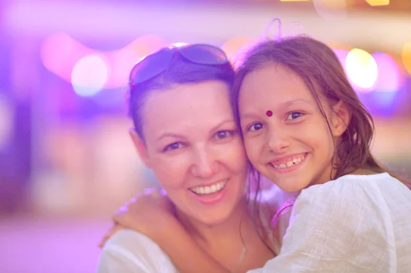 Gelukkige moeder met dochter — Stockfoto