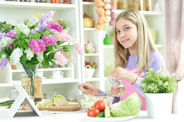 Linda Niña Vertiendo Aceite Ensalada Mesa Cocina Con Tableta Casa — Foto de Stock