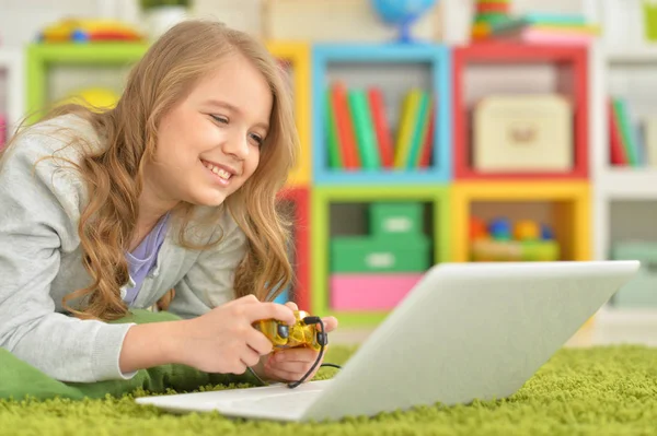 Flicka använder modern laptop — Stockfoto