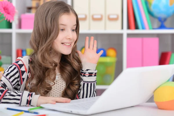 Menina Adolescente Emocional Usando Laptop Seu Quarto — Fotografia de Stock