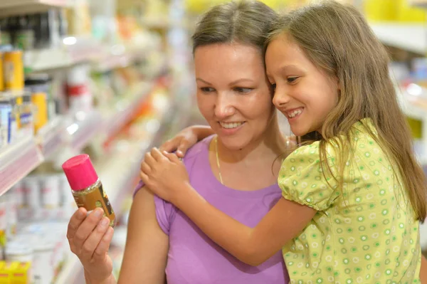 Mother and daughter choosing products — Stock Photo, Image