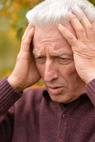 Porträt Eines Nachdenklichen Seniors Park — Stockfoto