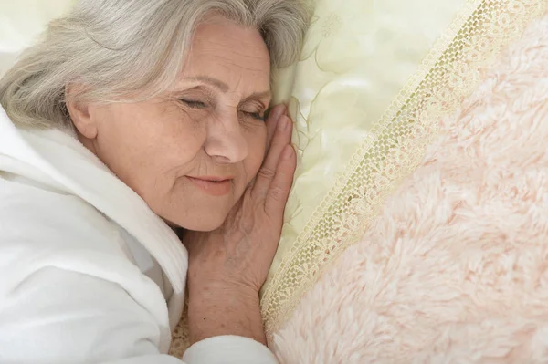 Piękna kobieta starsza śpi — Zdjęcie stockowe