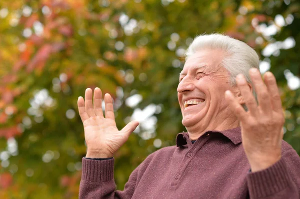 Zblízka Portrétní Emocionální Starší Muž Pózuje Rozostřeného Pozadí Podzimní Park — Stock fotografie