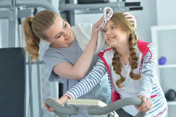 Sporty Young Woman Training Teenage Daughter Gym — Stock Photo, Image