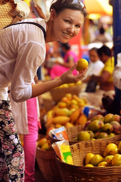 Mujer elegir frutas en el mercado — Foto de Stock