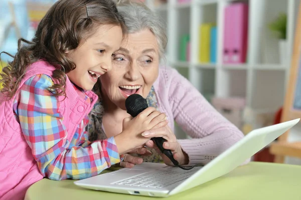 Retrato Avó Filha Cantando Karaoke Com Laptop — Fotografia de Stock