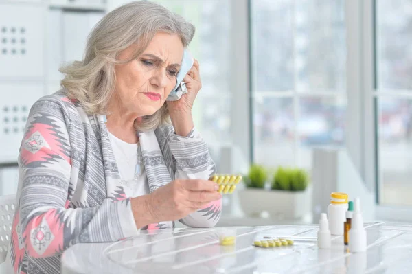 Mujer mayor con dolor de cabeza —  Fotos de Stock