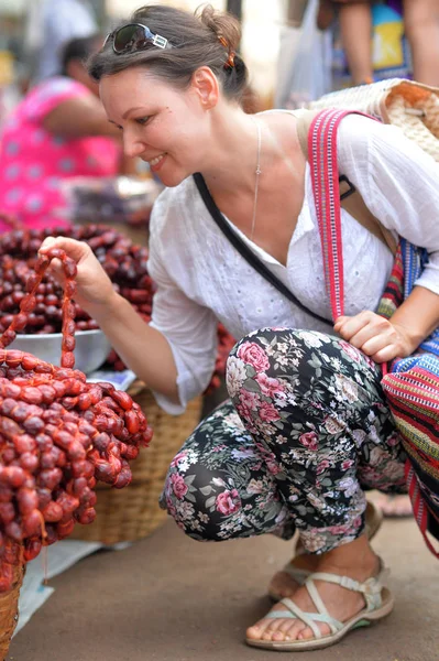 Mujer elegir verduras en el mercado — Foto de Stock