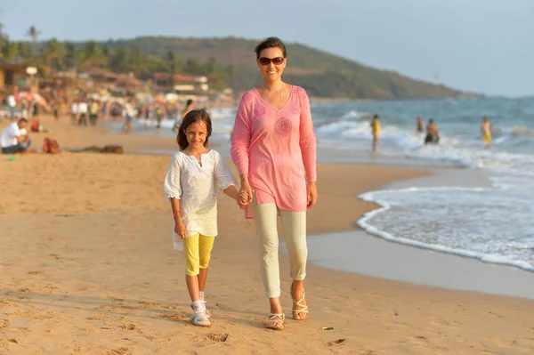 Mãe com filha na praia — Fotografia de Stock