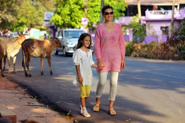 Μητέρα και κόρη το περπάτημα στο δρόμο — Φωτογραφία Αρχείου