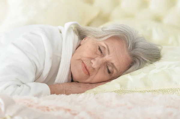 Hermosa mujer mayor durmiendo — Foto de Stock