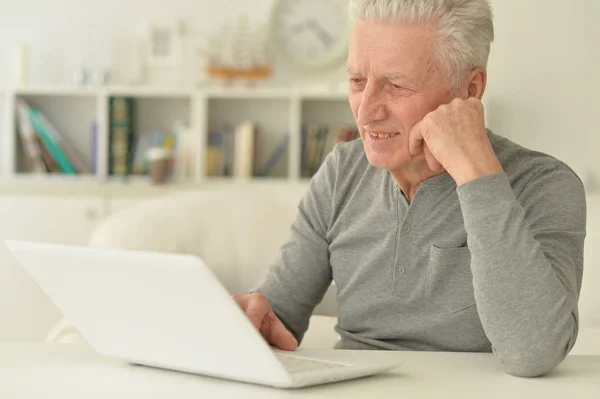 Uomo anziano utilizzando il computer portatile — Foto Stock
