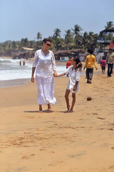 Mère avec fille sur la plage — Photo