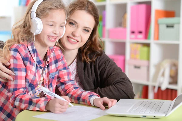 Mãe e filha usando laptop — Fotografia de Stock