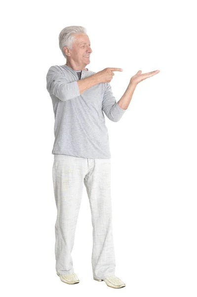 Portret Van Senior Man Tonen Iets Geïsoleerd Een Witte Achtergrond — Stockfoto
