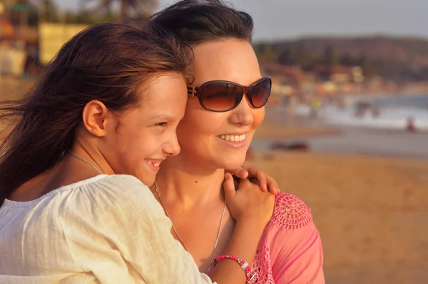 Mãe com filha na praia — Fotografia de Stock