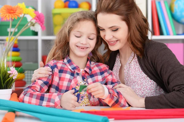 Niedliches kleines Mädchen beim Hausaufgabenmachen — Stockfoto