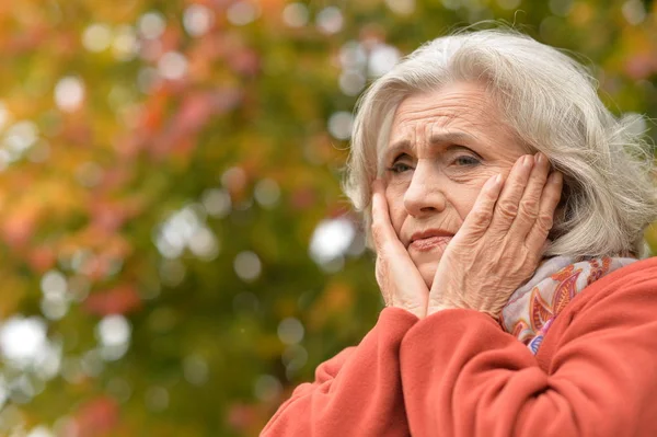 Portrait Thoughtful Senior Woman Park — Stock Photo, Image