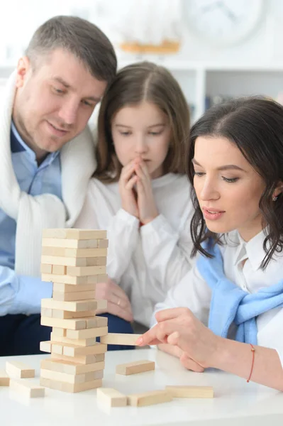 Eltern und Tochter blicken auf Globus — Stockfoto