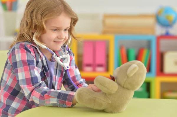 Petite fille mignonne jouant infirmière — Photo